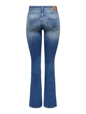 Blå bootcut jeans med stretch - Snygga blå bootcut jeans med lätt utsvängda ben och klassisk femficksdesign. Jeansen har en mellanblå tvätt med diskreta slitningar och är tillverkade i stretchigt denim för skön passform. Perfekta till sneakers eller boots. Storlek L/32, passar mig som är ca 168 och vanligtvis har storlek M.
