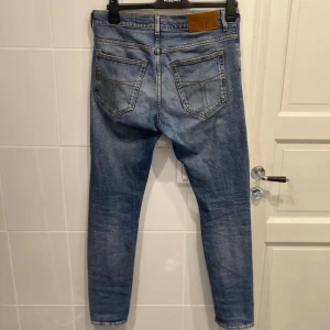 Tiger of Sweden Jeans - Ljusblåa jeans från Tiger of Sweden, storlek L31W32. Sparsamt använd, inga skador.