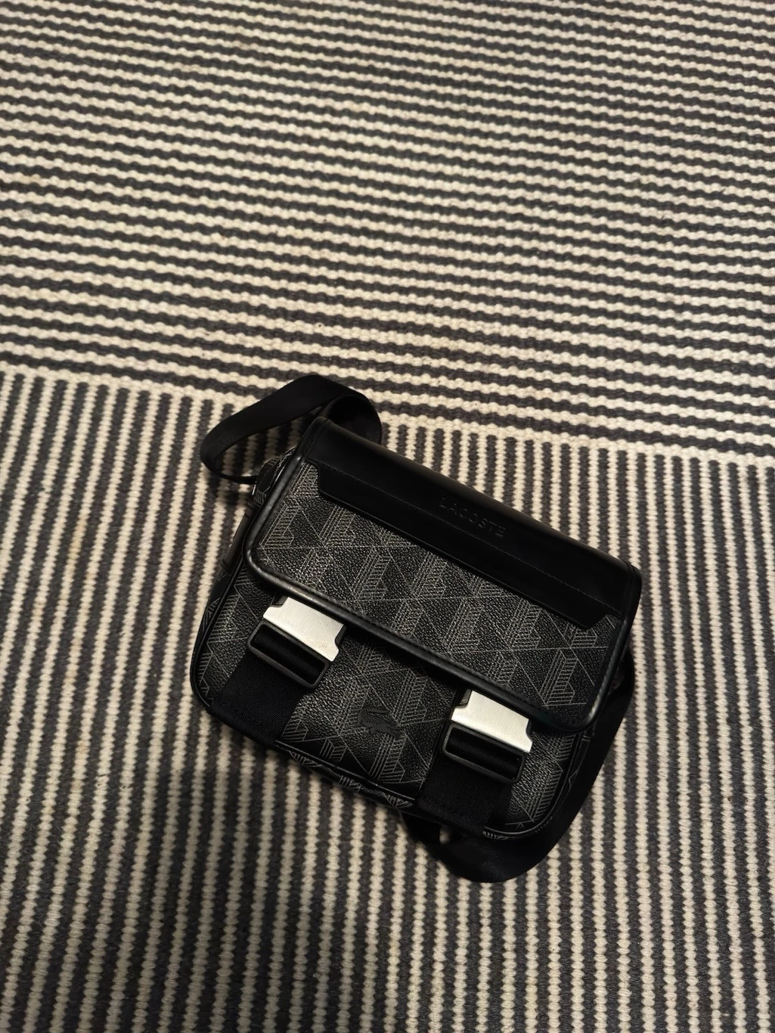 LACOSTE VÄSKA