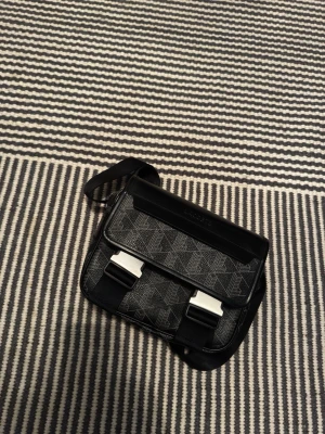 LACOSTE VÄSKA - Tjena! Säljer denna fina väska från Lacoste då jag rensar garderoben och är i nöd av pengar. Väskan har INGA defekter och är helt fläckfri för mer bilder eller så är det bara att slå en signal!