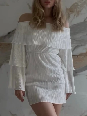 Vit offshoulder klänning - Superfin vit klänning  med offshoulder och vida ärmar. Kommer från Andrea Hedenstedts kollektion tillsammans med NA-KD använd en gång vid en skolavslutning.