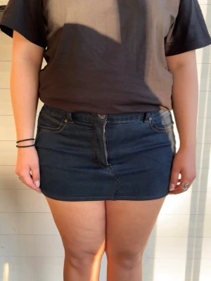Blå jeanskjol - Jättefin kjol som vi sytt av ett par vintagejeans!       I storlek 42, med väldigt bra strech. Dom är i fint skick!