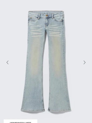 Ljusblå bootcut jeans weekday - Snygga ljusblå bootcut jeans med klassisk femficksmodell. Jeansen har låg midja och utsvängda ben, perfekta för en trendig och avslappnad look. Tillverkade i denim med lätt stretch för extra komfort. Använda 1 gång då jag inte gillade hur dem satt på mig