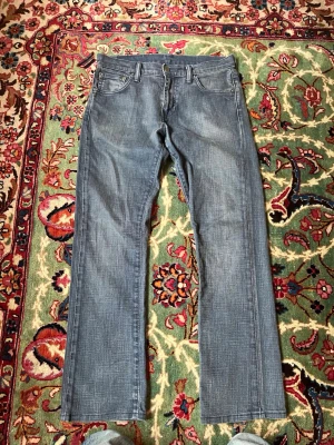 Levis 527 - Tja säljer dessa Levis bootcut jeans. Storlek 30/34 men sitter mer som 31-32 i längd. Mått: Midja 40cm, längd 98 cm, ben öppning 21 cm