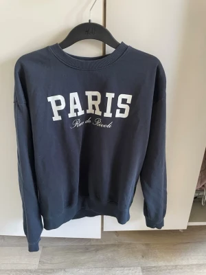 Tröja - Cool mörkblå tröja med Paris tryck. Använd fåtal gånger, säljs för den inte används