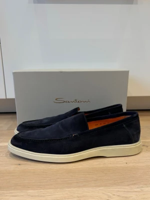 Santoni Loafer  - Säljer dessa riktigt snygga loafers ifrån santoni i storlek 45 men passar även 44. Kvitto från NK finns. Knappt använda. Nypris 6500. 