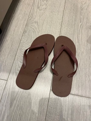 Bruna flip-flops - Säljer ett par klassiska bruna flip-flops. Storlek L, morsvarar strl 42/43🤎
