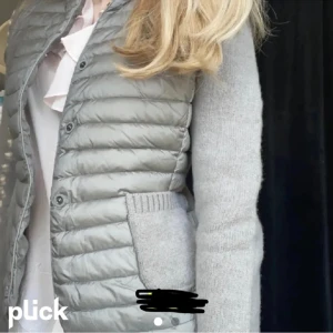 Cardigan - Säljer min fina moncler liknande cardigan,  bara att kontackta för fler bilder🤍 !Obs har ett hål som är lagat!