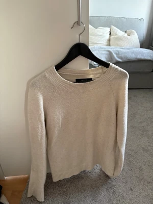 Beige stickad tröja - En beige stickad tröja från vero moda!