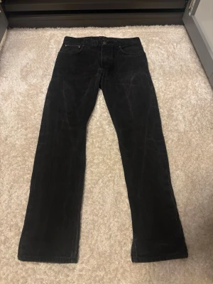 Nudie Selvedge Jeans Svarta - Extremt sällsynta japanska selvedge jeans från nudie i svart. Endast använda ett fåtal gånger så skicket på dessa är extremt bra. Sitter riktigt fint runt benen och över skorna samt har de en lite mer straight fit och är lite förkortade än 34 i längden, skulle säga 33 i längd. Riktigt feta och ligger på ett mycket bra pris!! Fråga gärna om ni har några funderingar, svarar snabbt!! 😉✍️