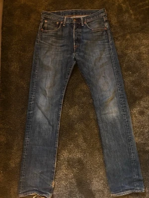 Levis 501 W28 L32 - Riktigt feta 501or, Köpta i NYC, fin tvätt på dem med några slitningar, Passar även W30. Det enda synliga felet är backpartner som är sönder, går att laga genom att sy med maskin/för hand.