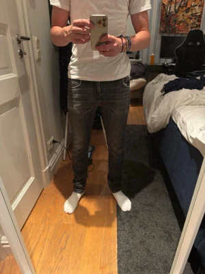Mörkgrå slim fit jeans - Säljer ett par mörkgrå slim fit jeans Levis slim taper 512. Jeansen har låg midja och smal passform hela vägen ner. Perfekta för dig som gillar en stilren och enkel look.