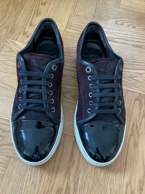 Vinröda Lanvins  - Vinröda Lanvin Cap Toe || Storlek UK 7 (EU 41) || Skorna är i mycket bra skick (se bilder)  || Tveka inte på att höra av dig vid frågor eller funderingar 