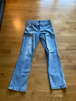 Ljusblå bootcut jeans - Säljer ett par ljusblå bootcut jeans med låg midja. Jeansen är i storlek 40.