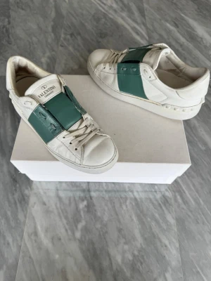 Valentino skor - Valentino skor - Bra skick - Tillbehör: Valentino kort - Nypris: 6000kr - TrendWardrobe