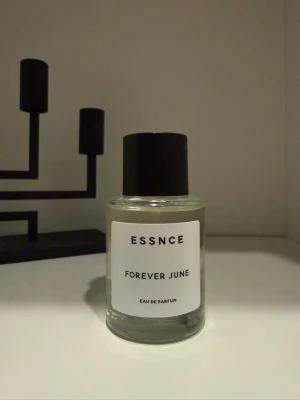 ESSNCE Forever June Eau de Parfum -  ESSNCE med doften Forever June. Enbart testad.  TOPPNOTER Smultron Röda bär Päron  HJÄRTNOTER Smultron Hallongrotta Jasmin Päronblomma  BASNOTER Vanilj Mysk 