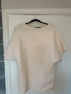 Stickad topp Zara - Jättefin men har tyvärr inte kommit till användning. Sticks inte och är i fint skick!