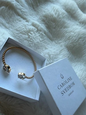 Guldfärgat armband Caroline Svedbom - Så fint armband från Caroline Svedbom, i jättebra skick🥰