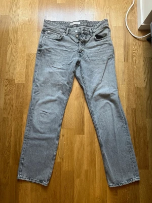 Gråa jeans i Regular fit ZARA - Ett par gråa jeans från ZARA MAN i storlek 42 vilket motsvarar 32/32. Passform är REGULAR FIT. 
