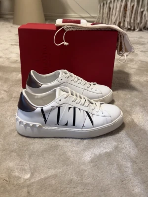 Valentino opens skor - Snygga vita sneakers från Valentino, allt ingår inget ! Skorna är nästan brand new 9,8/10!!! Priset ej hugget i sten 