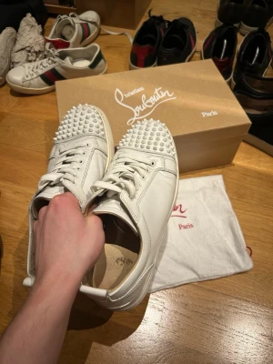 Christian Louboutin sneakers - Säljer dessa goa Christian Louboutin skor nu! Perfekta till vår och sommarkvällar! 💸 storlek 42! Skick 8/10. Nypris ca 8500kr  alla spikar är kvar box/dustbag tillkommer ej 