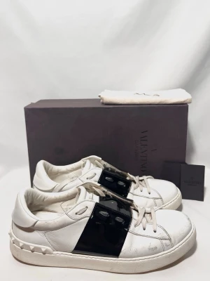 Valentino Open Sneakers  - Valentino Open sneakers i en vit model med en svart glansig mittendel! 8/10 skick, finns tecken på användning men i övrigt fint skick. Storlek 45. Alla tillbehör medföljer. Kontakta mig för fler frågor och funderingar!