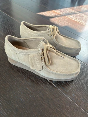 Clarks Wallabe EVO skor - Super fräscha Clarks köpta inne på NK, bara använde ett fåtal gånger. Mockan är i super fint skick. Hör av er vid fler funderingar 😃