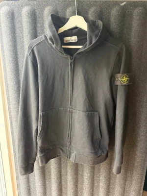 Stine Island hoodie - Fet zip hoodie från Stine Island. Storlek s men passar även xs.