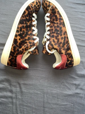 Leopardmönstrade sneakers Isabel Marant - Storlek 40 men passar 39. Svåra att få tag på snygga och i väldigt bra skick. 