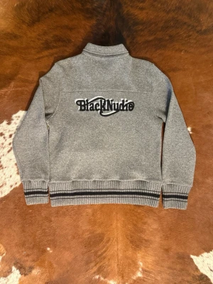 Vintage nudie fullzip - Tjena! Säljer denna riktigt snygga och sällsynta nudie tröjan ifrån tidigt 2000tal: Skick-9/10: Nypris-Runt 1400kr: Hör av dig vid funderingar!🙌