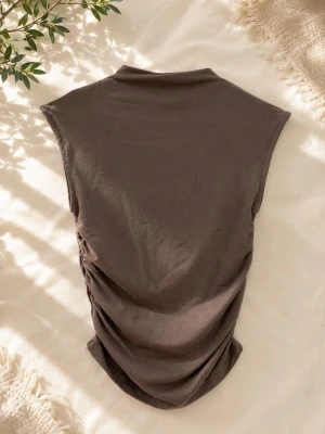 Brun topp - 🤎 Brun draperad topp med såå fin passform ✨ Superstretchig och sitter så snyggt på kroppen! Perfekt till jeans, kjol eller när man vill fixa en clean men stylish outfit 😍  Bundle finns🤍  * Soft and pieces