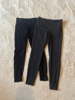 Träningstights -  Säljer två par så snygga träningstights då de tyvärr är lite för korta för mig. De första är ribbade, alltså lite tjockare och de andra är mer släta men har även en liten ficka på insidan. Båda passar perfekt till gymmet, idrotten eller att bara ha hemma! Ingen av de har defekter som syns. I priset ingår båda☺️