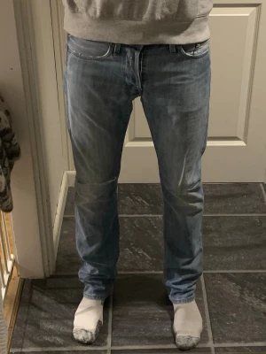 Ljusblå regular replay waitom jeans W30 L34 - Säljer ett par ljusblå replay jeans som bara skriker sommarkvällar med en klassisk femficksdesign. Jeansen har normal midja och är tillverkade i denim. Perfekta för en avslappnad och stilren look. Passformen är regular och har en slitning på höger knä. De är W30 L34. Pris kan diskuteras vid snabb försäljning. 