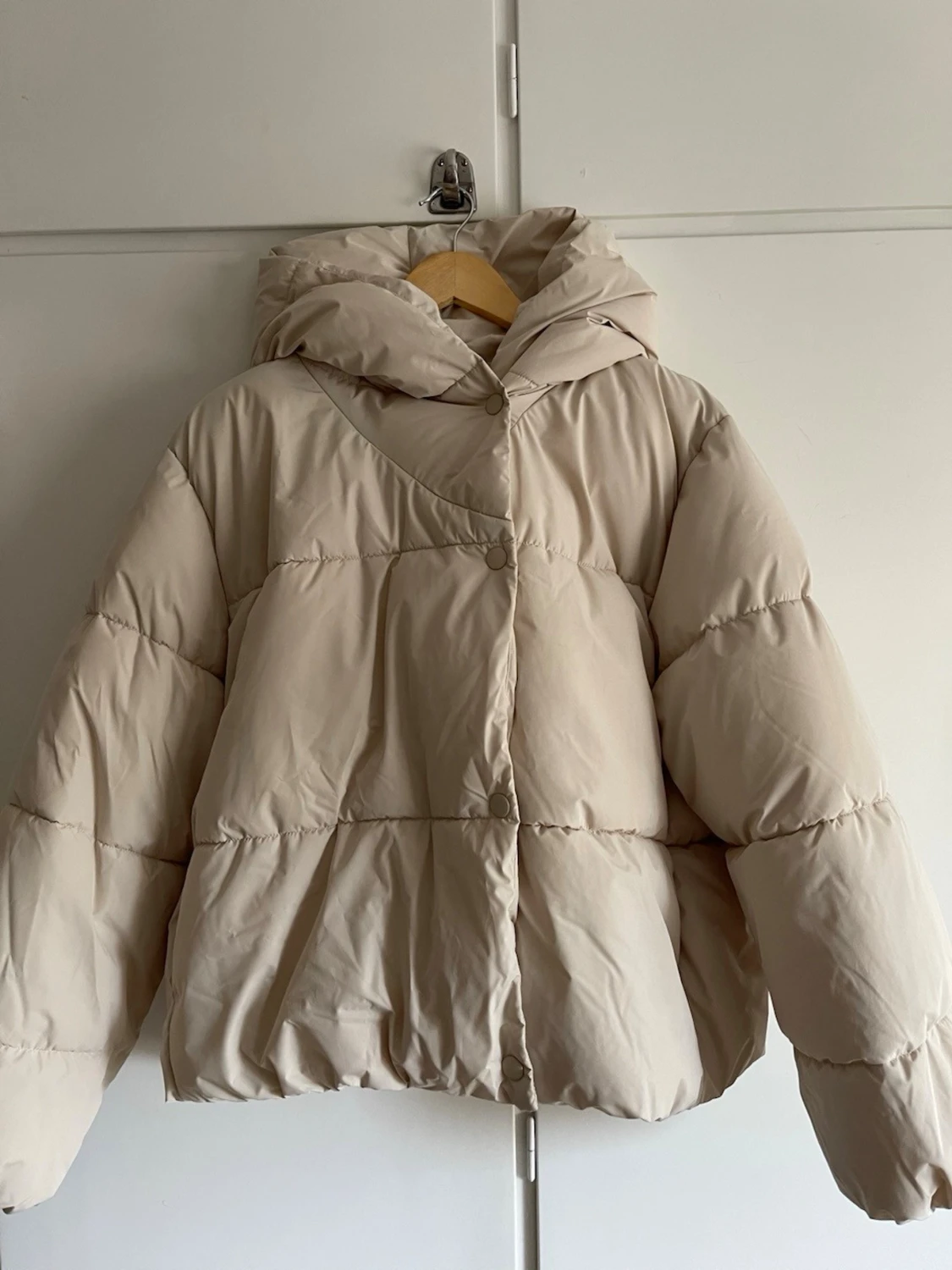 Beige pufferjacka från C&A