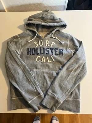 Hollisyer California surf hoodie (sällsynt) - Riktig snygg och eftertraktad hollister surf hoodie passar storlek M/L kan fixa mått såklart. Fint skick och kommer säljas för endast 548 kr kom gärna med frågor och prisförslag kolla även min profil för mycket mer liknande kläder rabatt vid köp av fler 😁