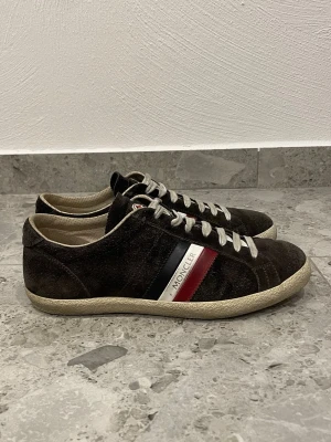 Moncler Monaco  - Moncler Monaco Skor || Storlek 40 || Skorna är i mycket bra skick, däremot är skosnörena något missfärgade (se bilder) || Tveka inte på att höra av dig vid frågor eller funderingar 