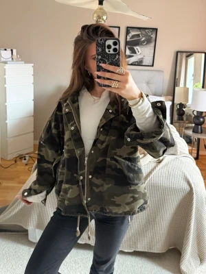 Trendig camouflage jacka  - Trendig och slutsåld jacka från H&M. Perfekt nu till våren. Jackan är i väldigt fint skick och sitter snyggt både öppen och stängd. Säljer den eftersom den inte kommer till användning längre. Pris kan diskuteras!💕