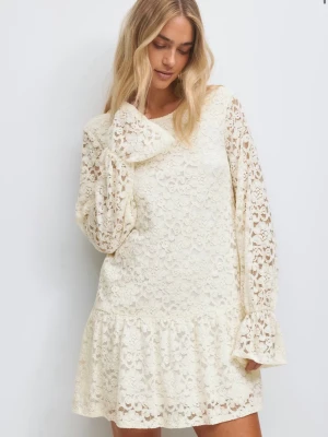 Vit spetsklänning med volang - Säljer en kort vit klänning med  spetsmaterial och volang nertill. Aldrig använd! Perfekt till studentklänning! Nypris: 459kr. Pris kan diskuteras vid snabb affär!