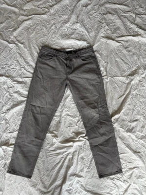 Selvedge jeans från Massimo dutti - Selvedge jeans från Massimo Dutti i grått. Storlek 42. Skada vid grenen (se bild) i övrigt bra skick. Skriv vid frågor eller funderingar!