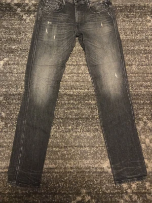 Replay Jeans - Säljer ett par riktigt goa jeans ifrån replay. Modellen är anbass. Skicket på jeansen är 9.5/10. Har du några frågor eller funderingar hör av dig // IC RESELL
