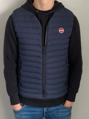 Mörkblå dunväst från Colmar - Storlek M, EU 50 | väldigt fint skick inga defekter.