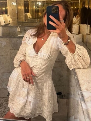 Eftertraktad studentklänning  - Supereftertraktad och populär klänning från Zara!! Helt slutsåld och säljs inte längre! Så fin att ha på student och liknande! ❤️ 