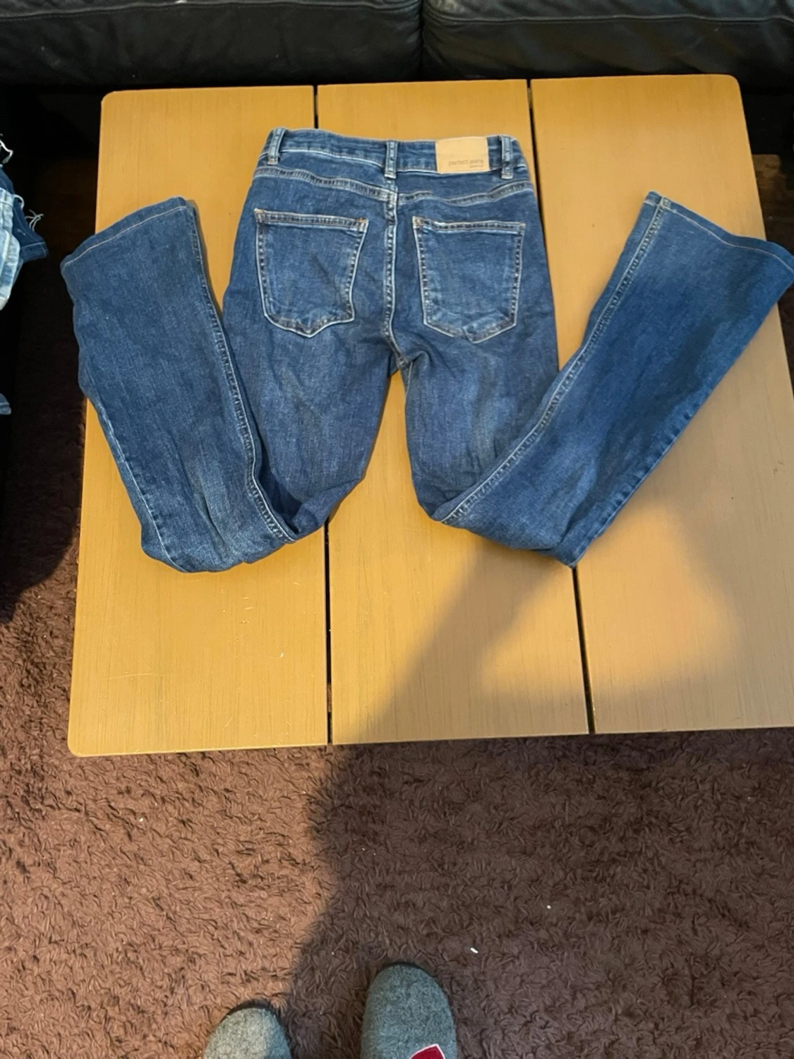 Blå bootcut jeans med läderpatch