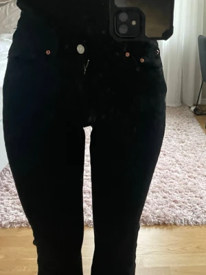 Svart jeans - Svarta bootcut jeans ifrån gina med medelhög/ låg midja. Aldrig använda med utan prislapp!