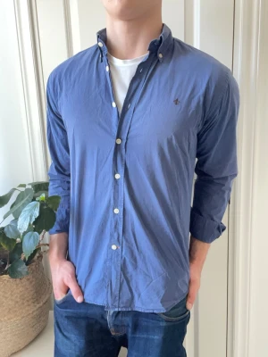 Morris skjorta  - Morris skjorta, Inga defekter men är använd ! Modellen i bilderna är 180 cm 75 kg och bär Storlek M - ganska tunt matieral , Kom med frågor! 🌟 (Kan gå ned i pris vid köp av paket 😉) 