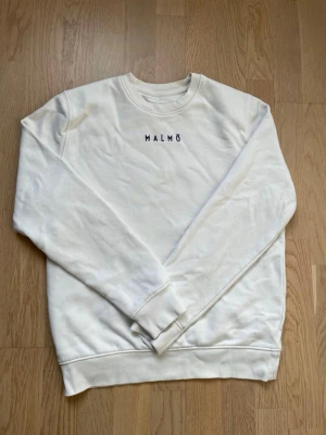 Malmö tröja - Säljer en vit och mörkblå Malmö tröja köpt på supporter huset i Malmö med nypris på 599kr storlek XS säljer då den är lite för liten på mig då jag är 168 lång.