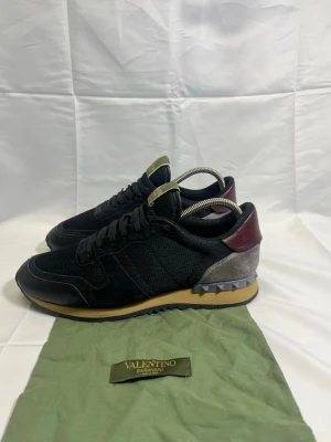 Valentino Garavani svarta sneakers - Valentino rockrunners skor Storlek:43 Pris 1999kr. 1 Dustbag tillkommer. Skick: 9,1/10. Etc. Priset ej hugget i sten