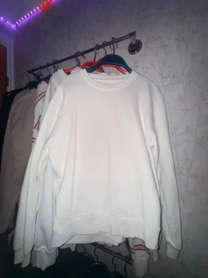 Vit sweatshirt  - Säljer en enkel och clean vit sweatshirt från Cubus i storlek XS. Tröjan har rund halsringning, långa ärmar och ribbade muddar vid ärmslut och nederkant. Perfekt basplagg att styla med allt. Tillverkad i mjukt material för skön känsla.