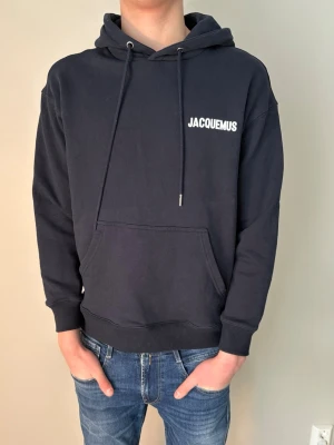 Jacquemus hoodie  - Säljer denna sällsynta och feta Jacquemus hoodien. Passar M/S, grymt skick utan defekter. Han på bild är 184. Passar bäst om du är runt 180 cm.  Tags ingår. Hör av er vid frågor/ fler bilder! 