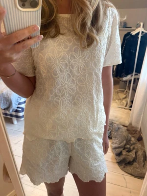 Vit spetsig loungewear-set - Superfint sett men de har tyväär tappat knappen så den behövs sys på